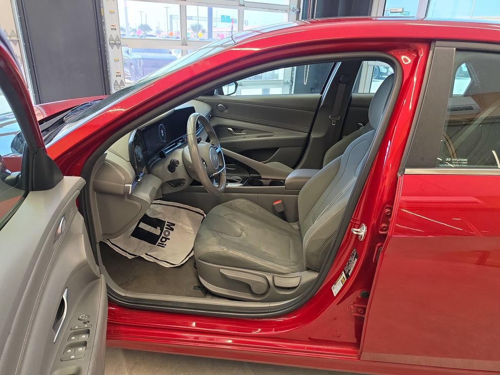 Used 2025 Hyundai Elantra SEL FWD image 13