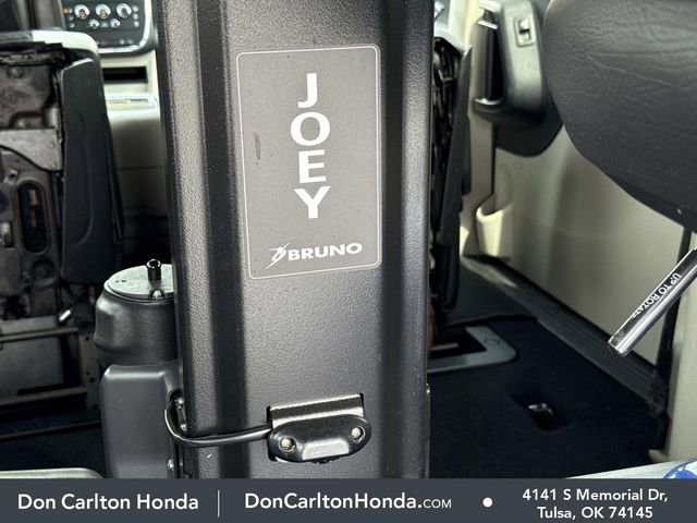 Used 2019 Dodge Grand Caravan SXT image 13