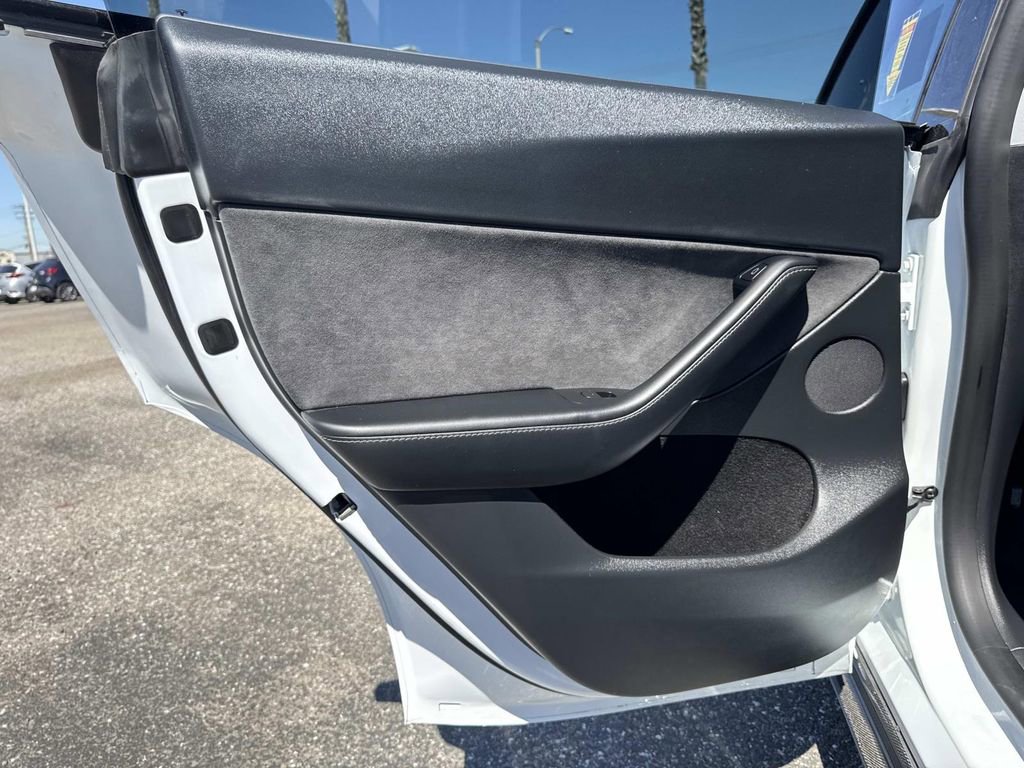 Used 2022 Tesla Model Y Long Range image 21