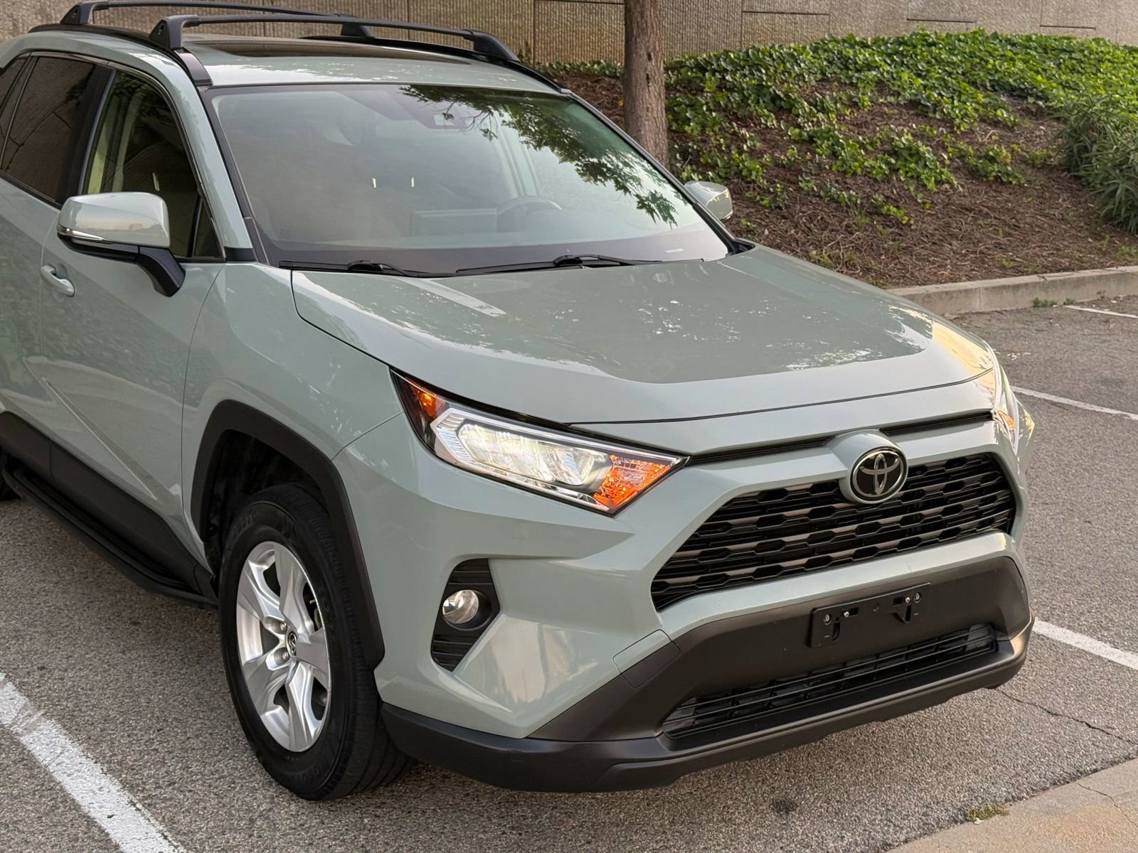 Used 2019 Toyota RAV4 XLE w/ Convenience Package FWD image 5