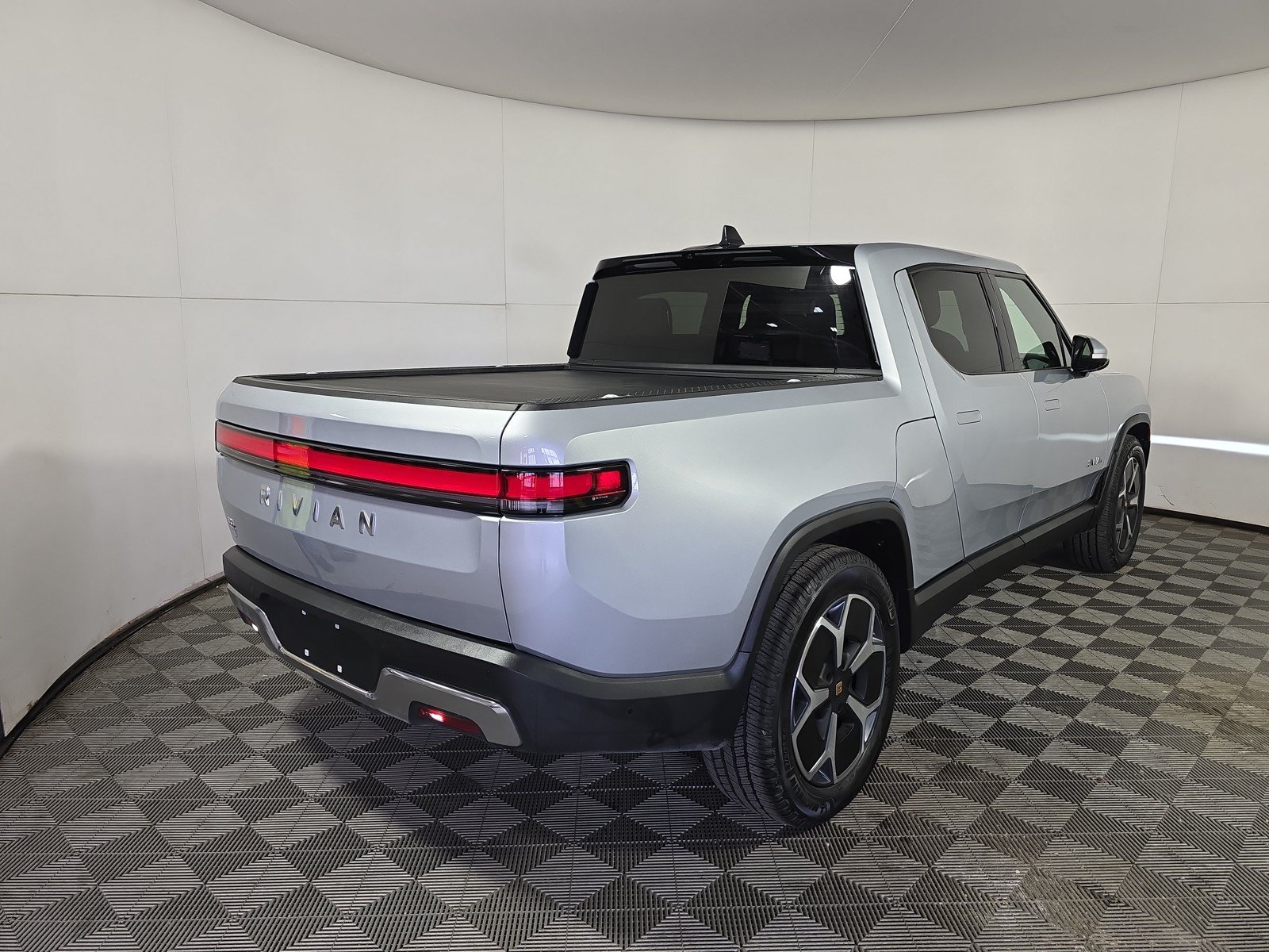 Used 2024 Rivian R1T Adventure AWD/4WD image 5