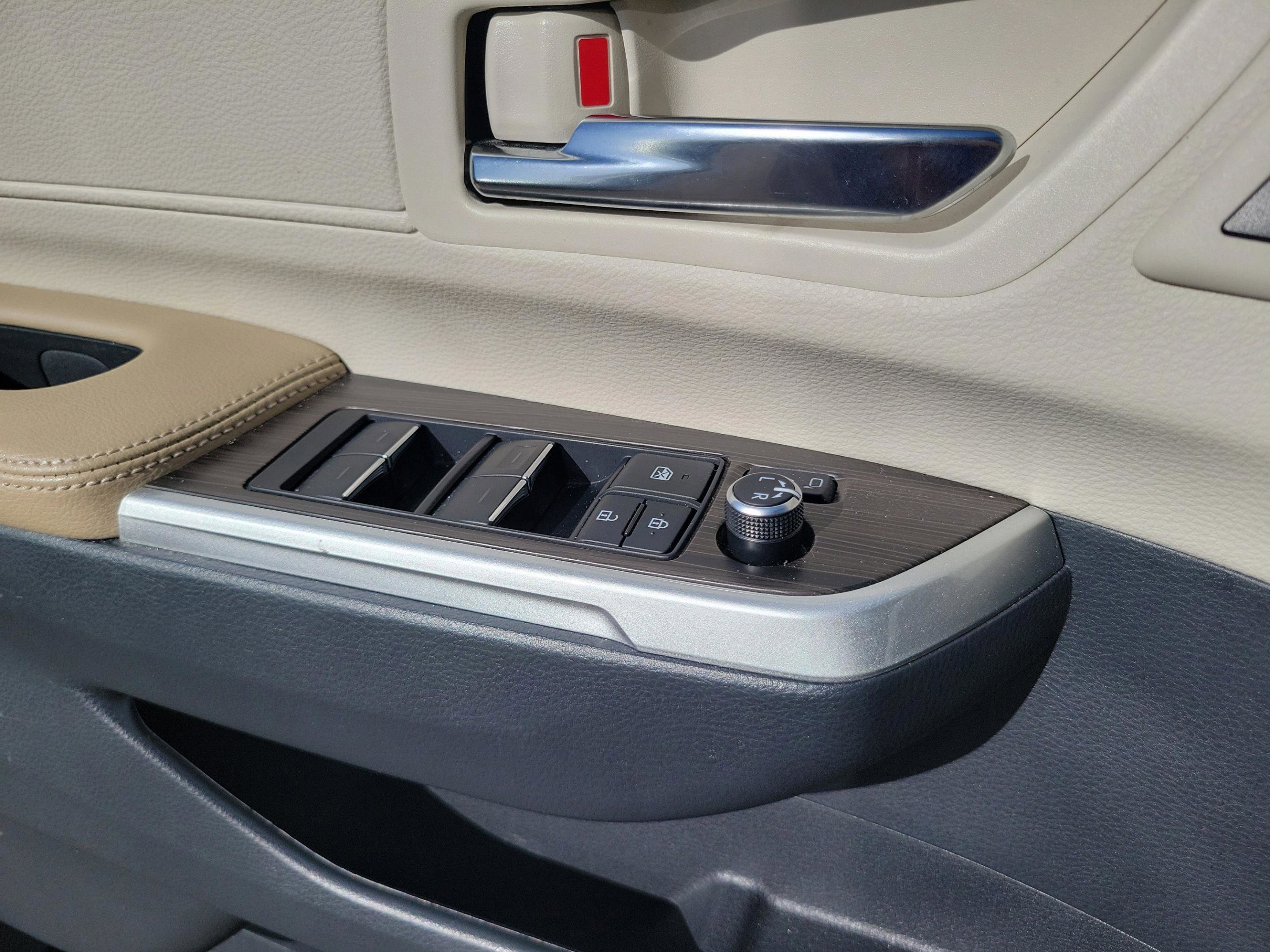 Used 2021 Toyota Sienna Limited image 21