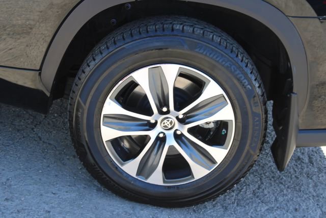 Used 2022 Toyota Highlander XLE AWD/4WD image 9