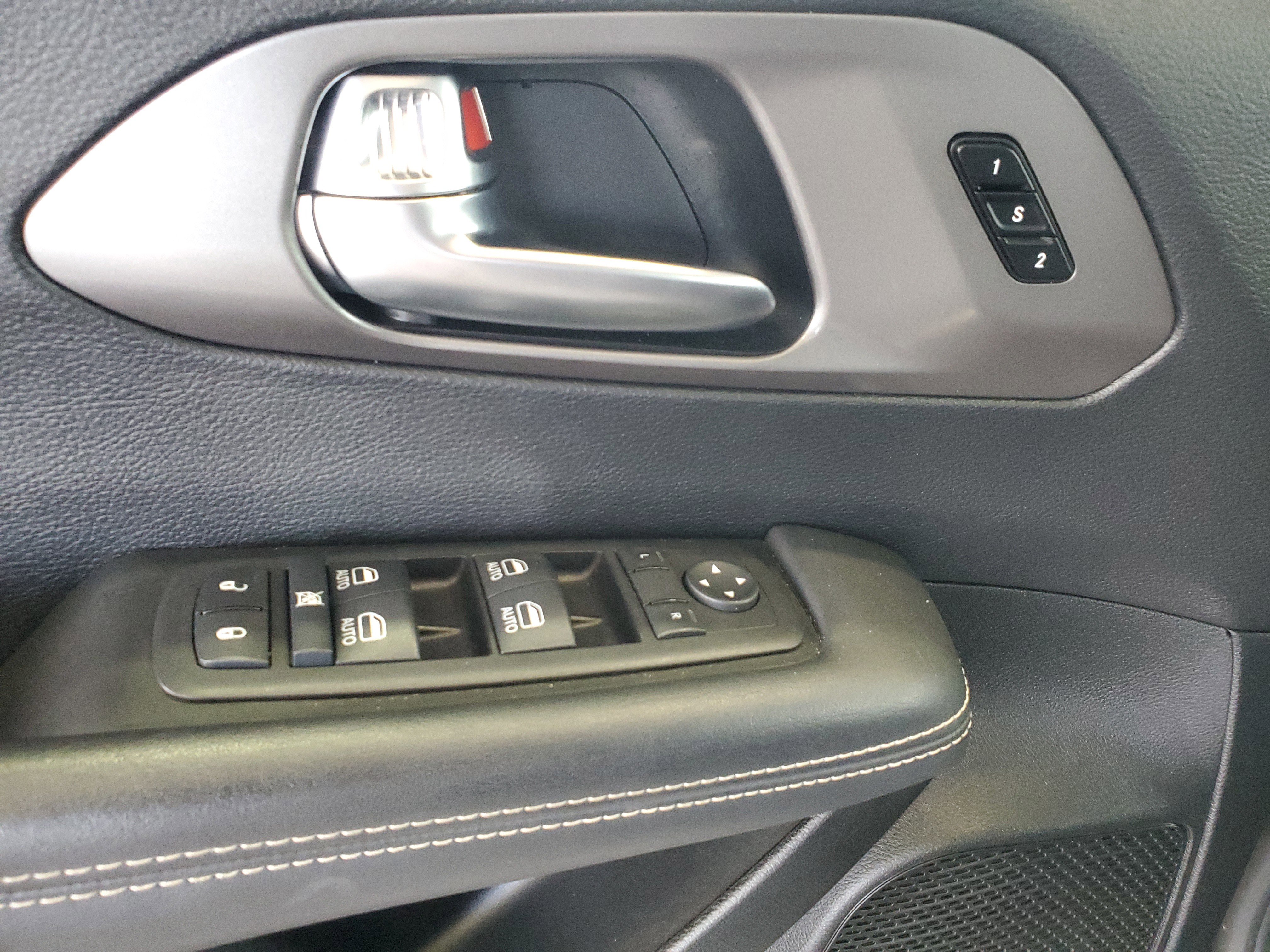 Used 2025 Chrysler Pacifica Select FWD image 15