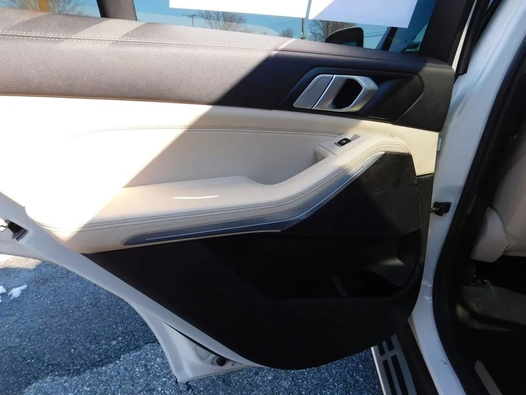 Used 2022 BMW X5 xDrive45e w/ Climate Comfort Package image 16