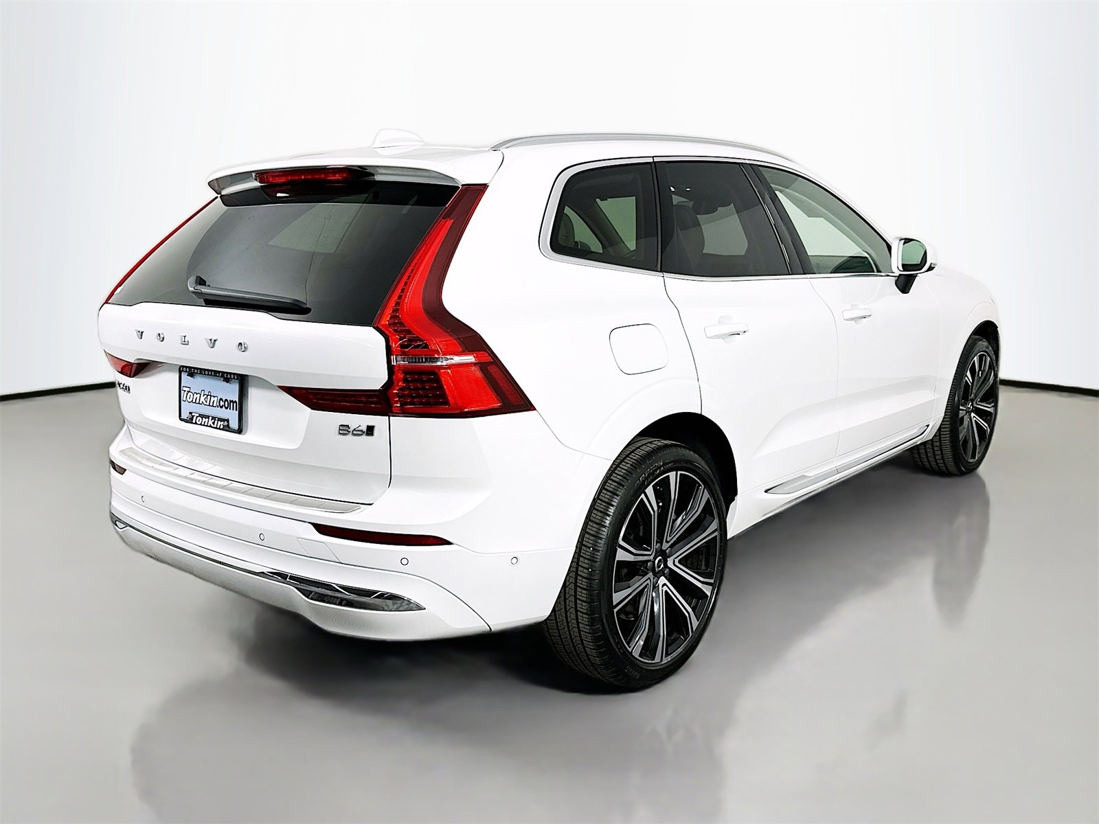 Used 2023 Volvo XC60 B6 Ultimate w/ Protection Package Premier image 7