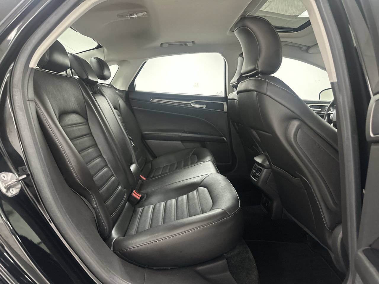 Used 2016 Ford Fusion SE w/ Equipment Group 202A FWD image 22