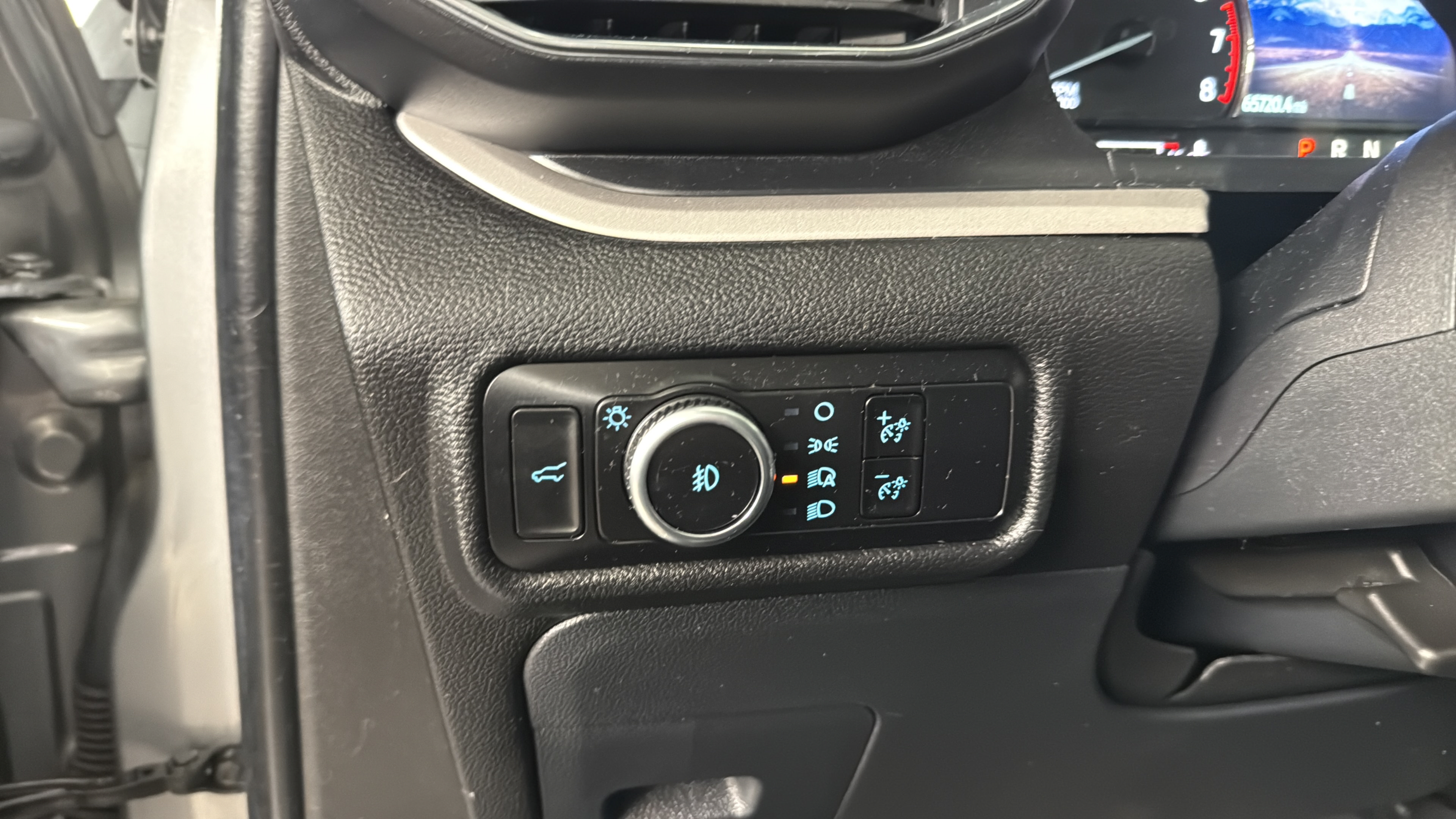 Used 2023 Ford Explorer XLT w/ Equipment Group 202A RWD image 14