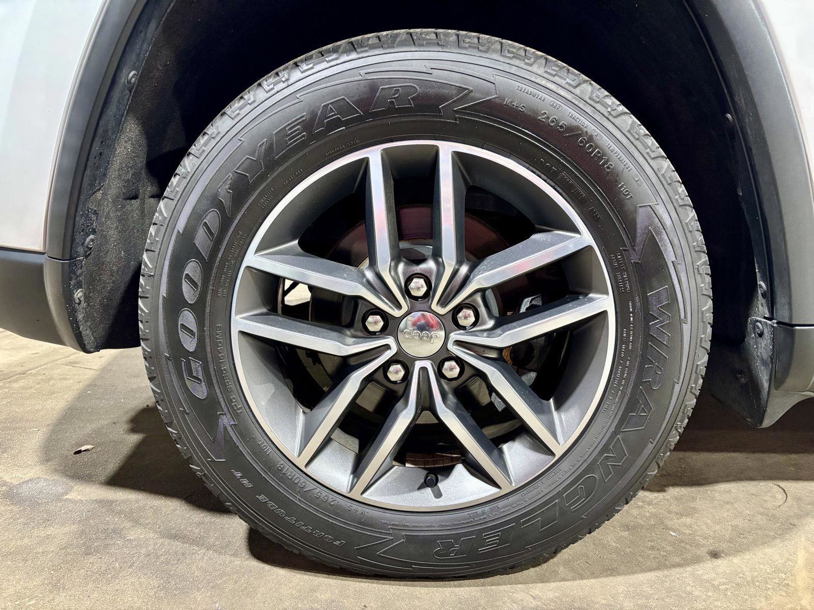 Used 2017 Jeep Grand Cherokee Limited image 16