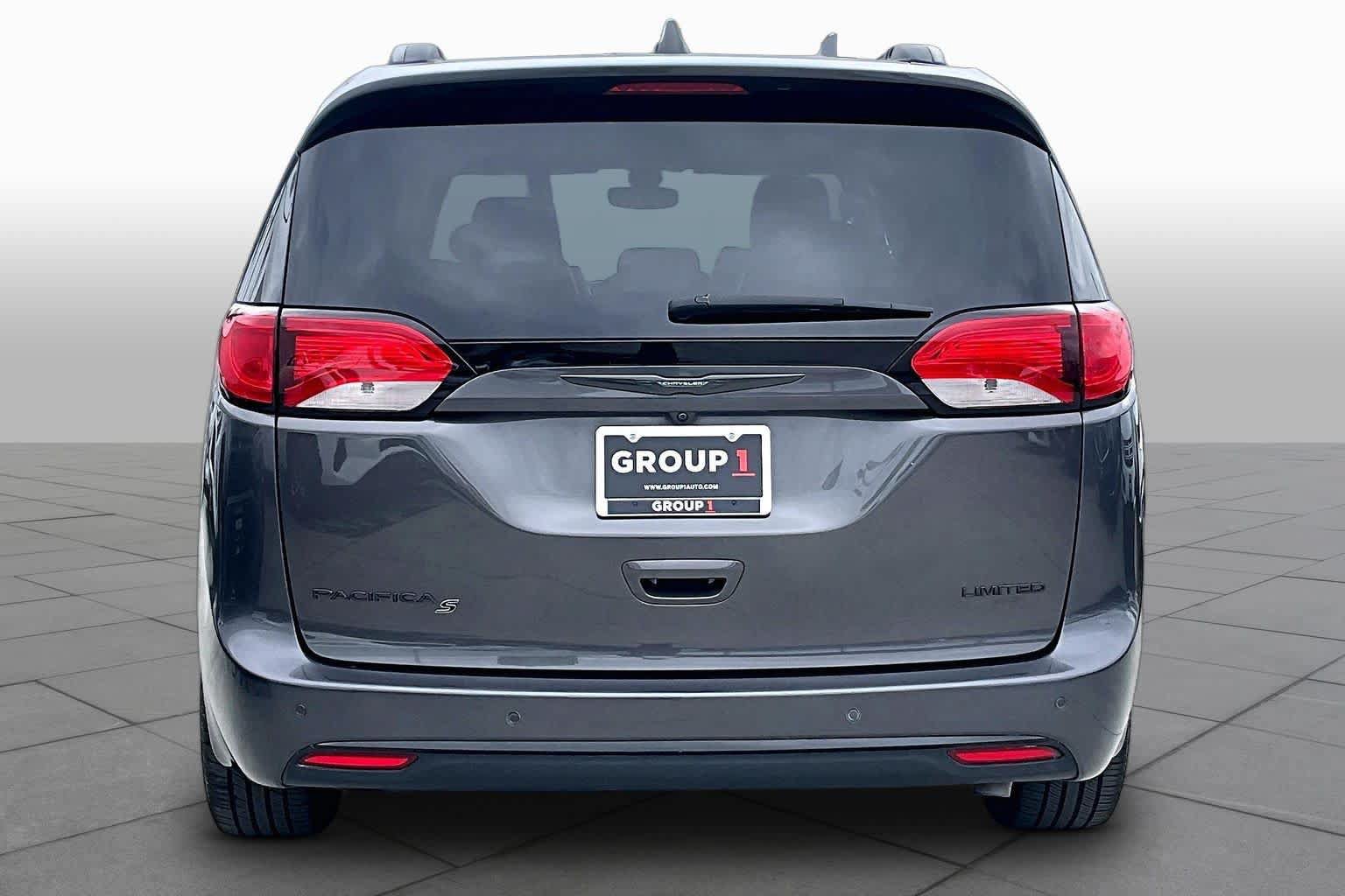 Used 2018 Chrysler Pacifica Limited w/ S Appearance Package FWD image 4