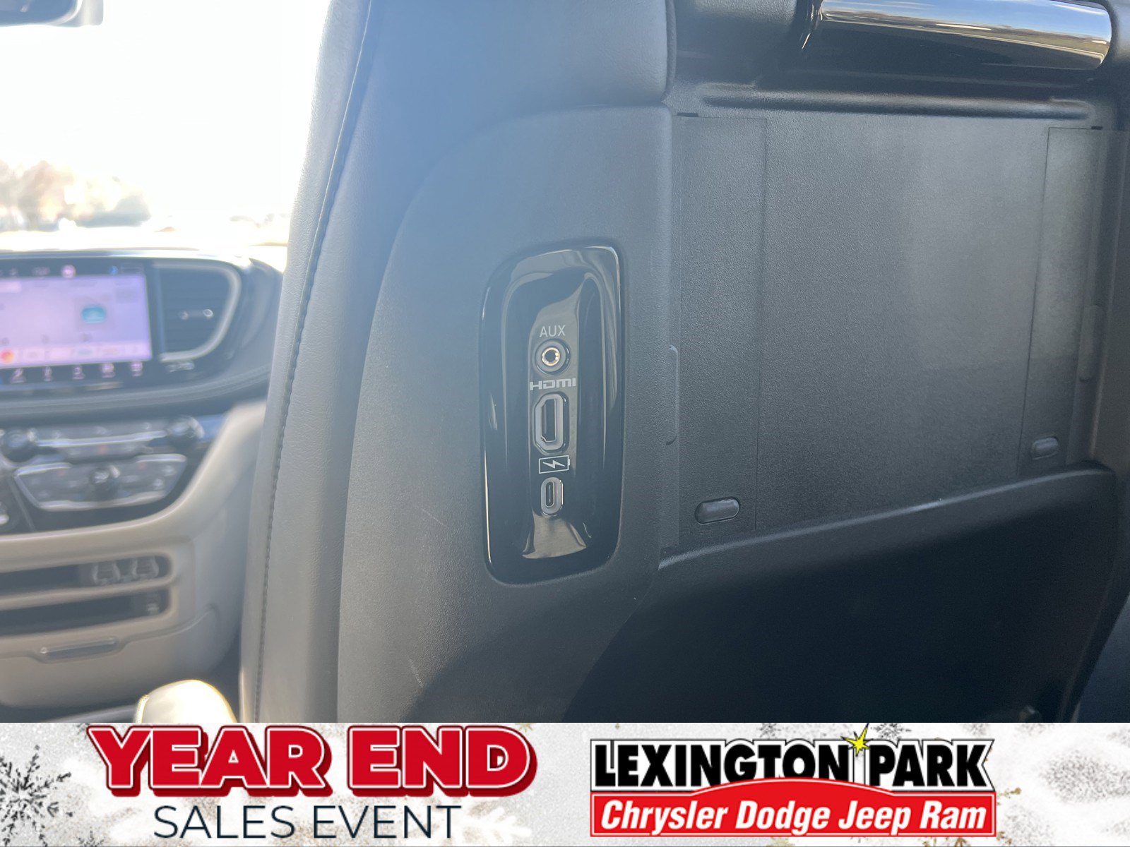 Used 2024 Chrysler Pacifica Select w/ Uconnect Theater Family Group image 17