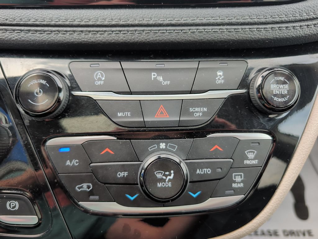 Used 2018 Chrysler Pacifica Limited FWD image 16