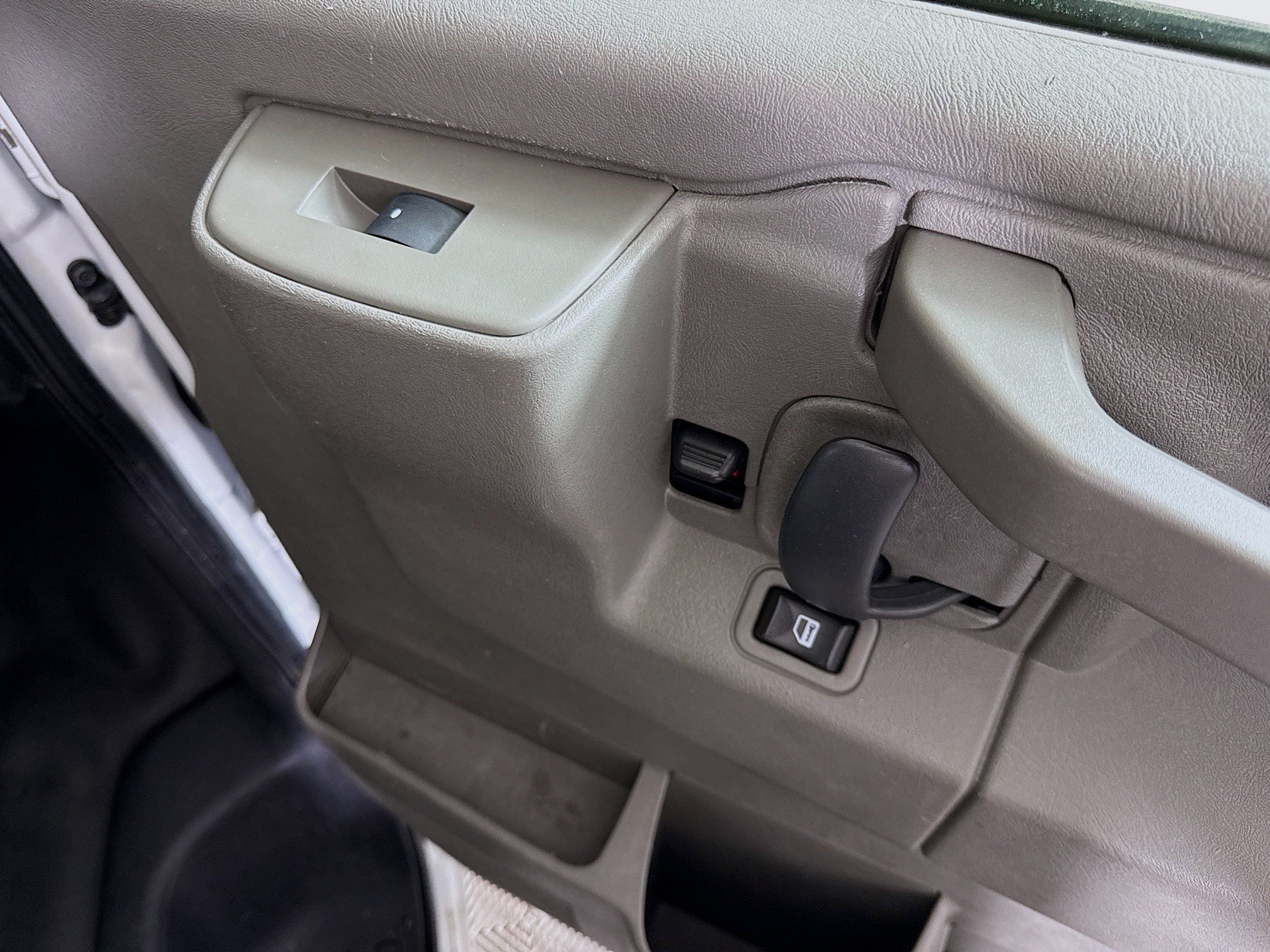 Used 2017 Chevrolet Express 2500 RWD image 24