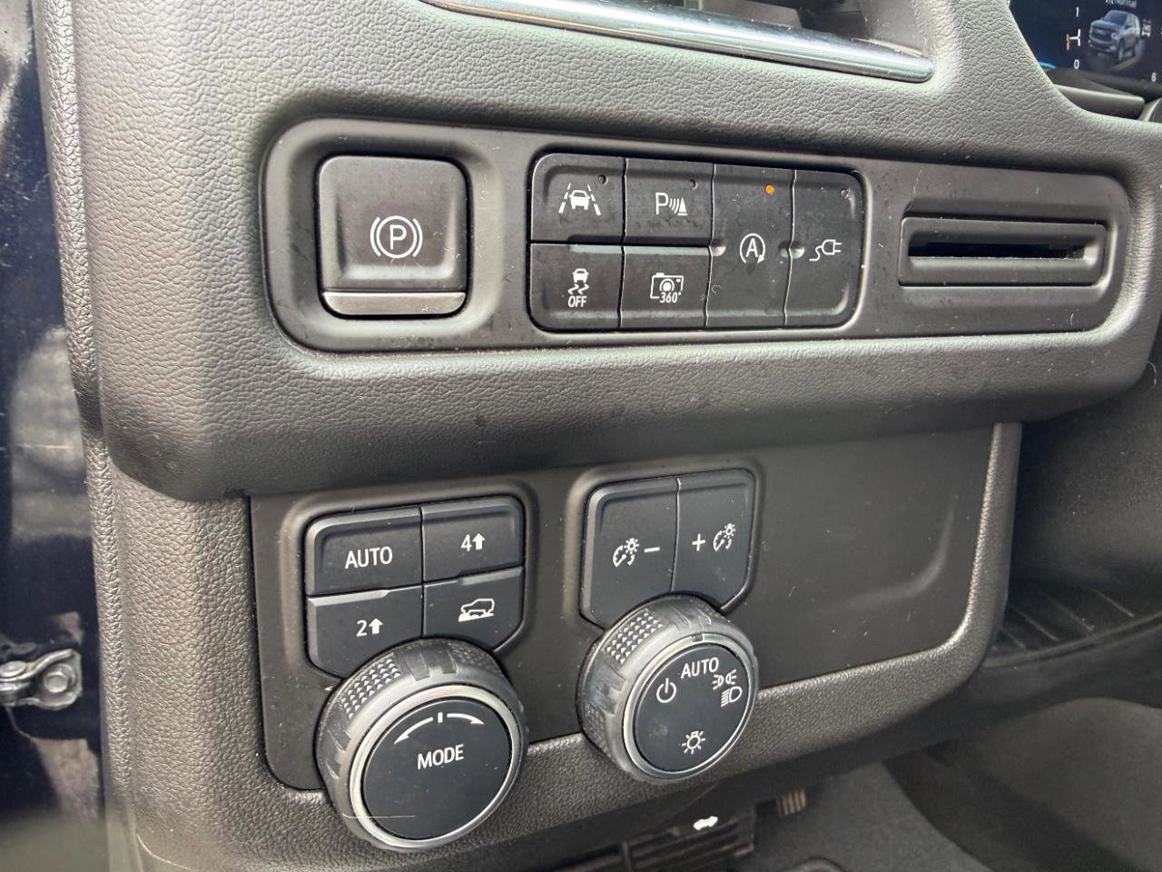 Used 2022 Chevrolet Tahoe LT w/ Luxury Package AWD/4WD image 35