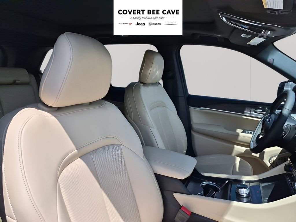 Used 2024 Jeep Grand Cherokee Limited w/ Luxury Tech Group II image 16