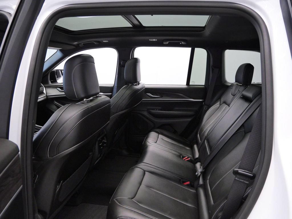 Certified 2024 Jeep Grand Cherokee Limited w/ Black Appearance Package AWD/4WD image 14