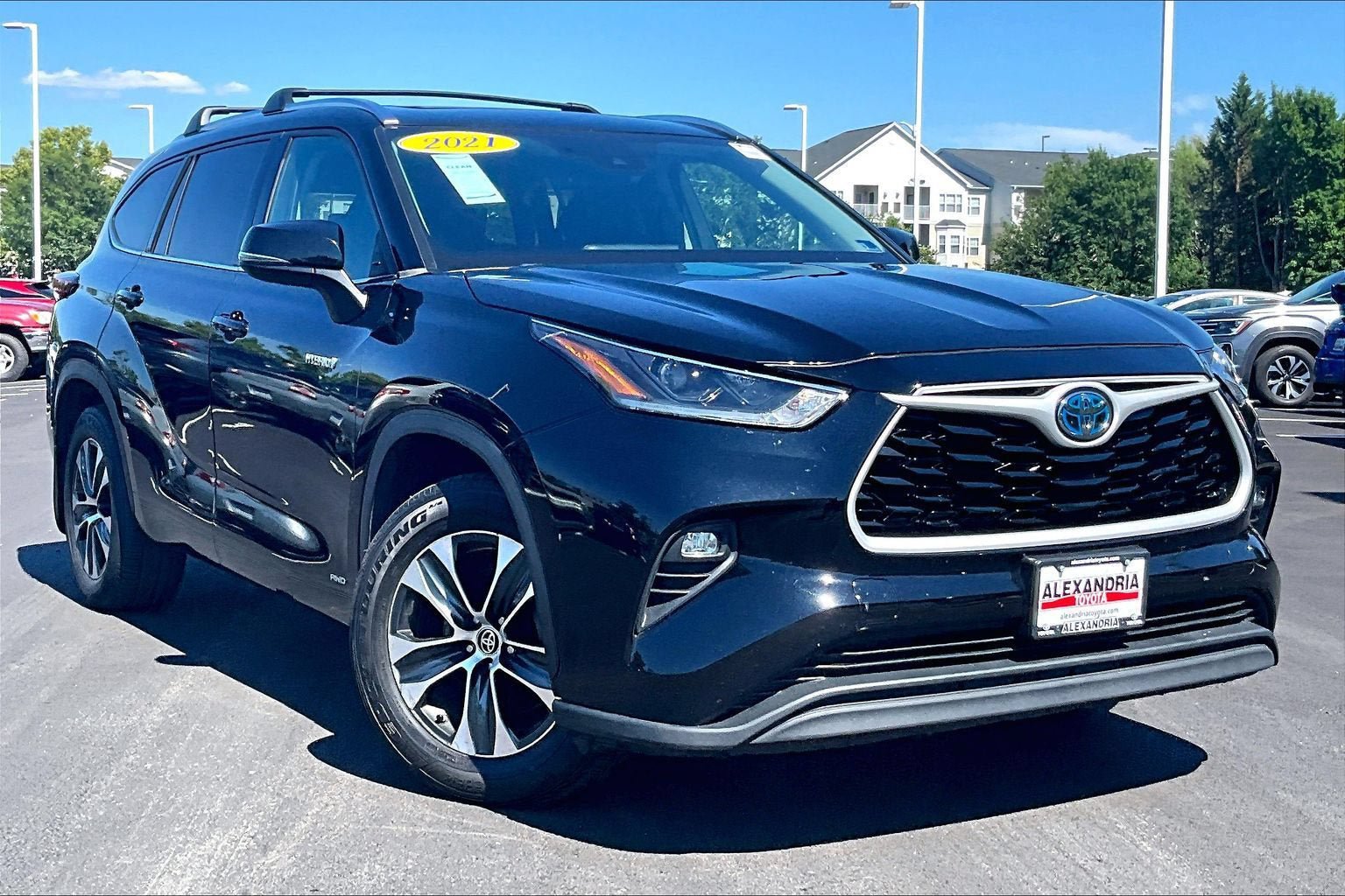 Used 2021 Toyota Highlander XLE AWD/4WD image 2