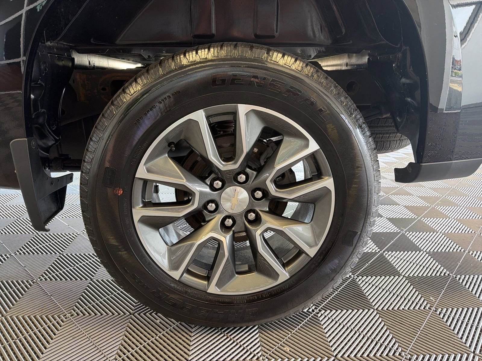 Used 2023 Chevrolet Silverado 1500 LT AWD/4WD image 9
