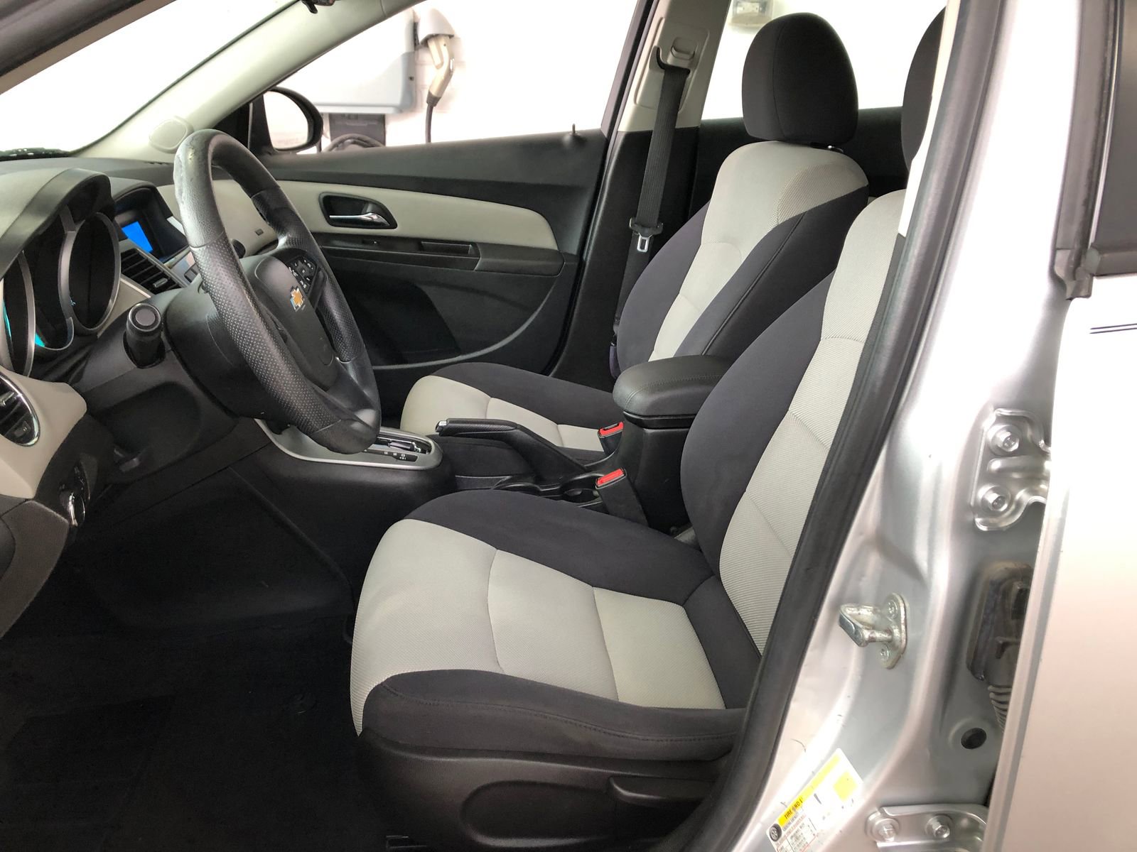 Used 2013 Chevrolet Cruze LS FWD image 17