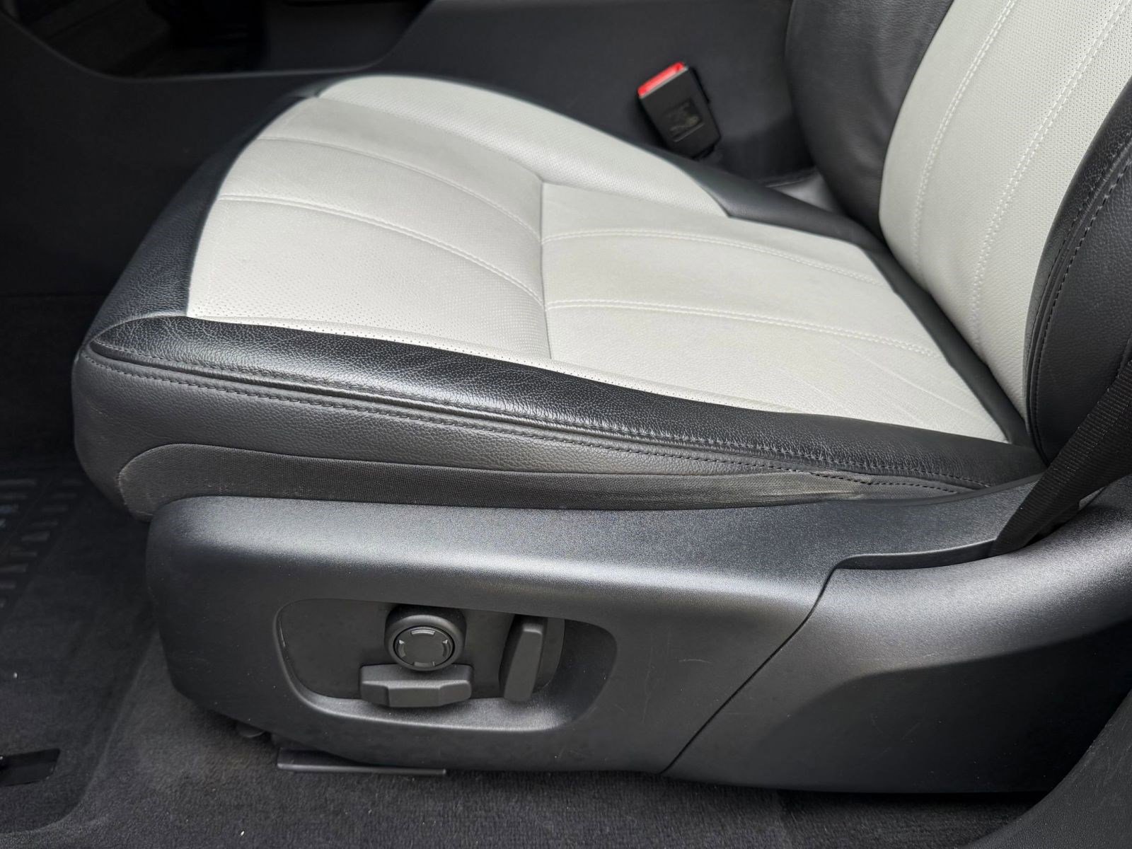 Used 2023 Land Rover Range Rover Evoque R-Dynamic S image 14