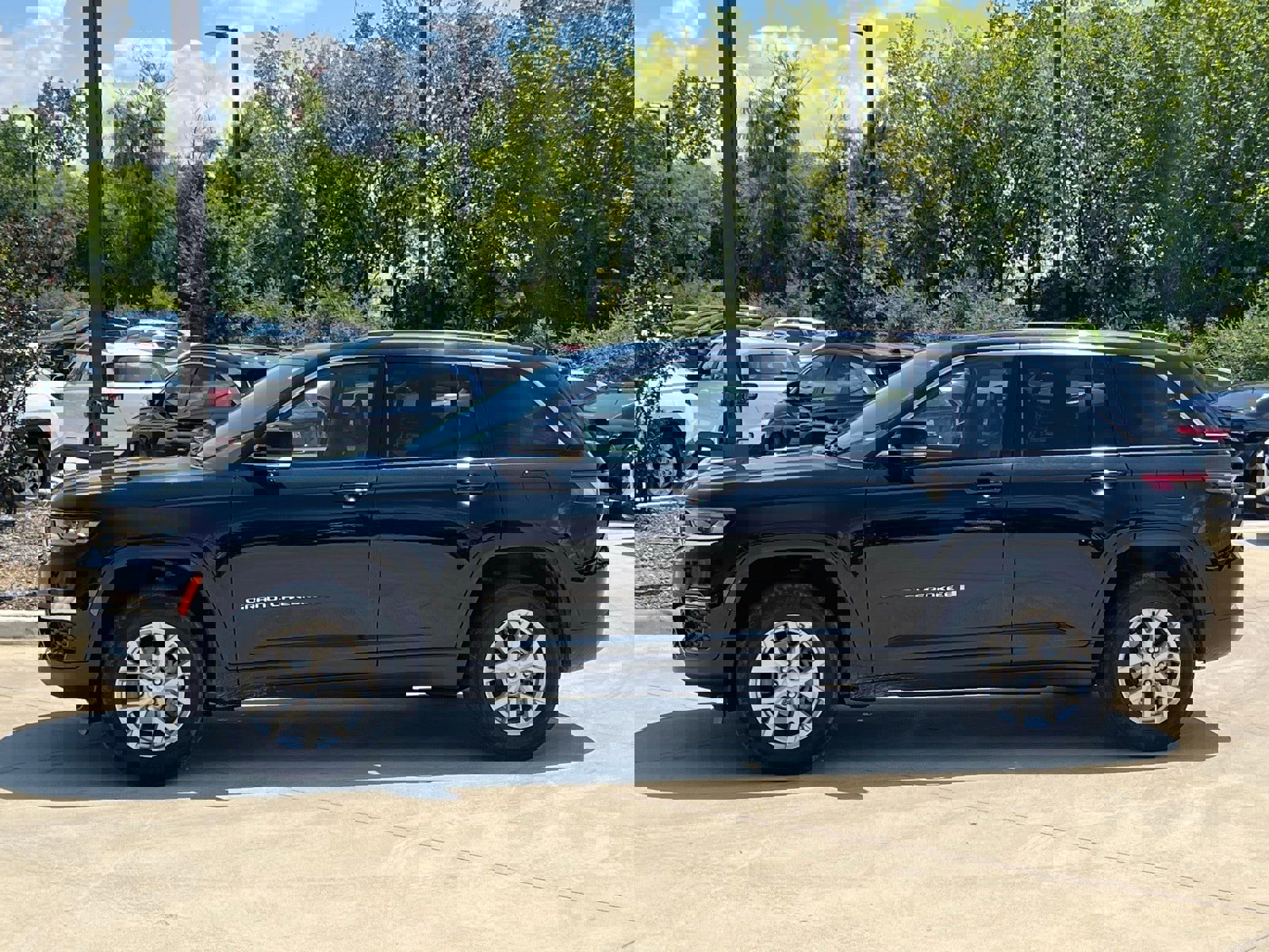 Used 2023 Jeep Grand Cherokee Limited image 6