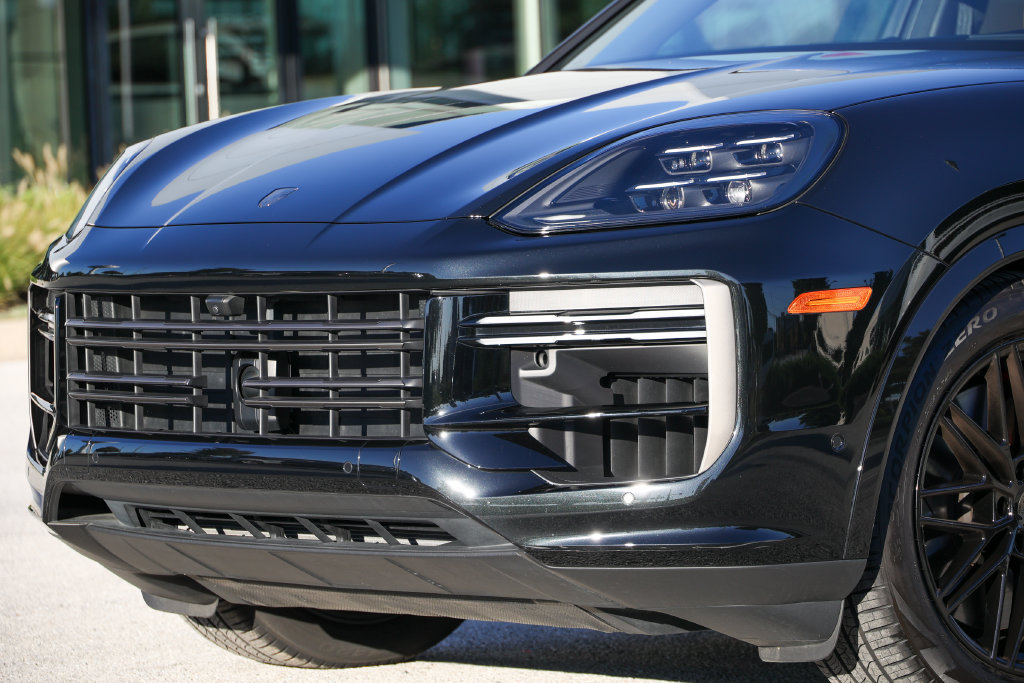Certified 2025 Porsche Cayenne Turbo AWD/4WD image 7