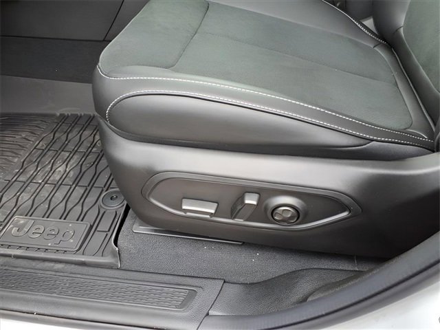 New 2025 Jeep Grand Cherokee L Altitude image 13