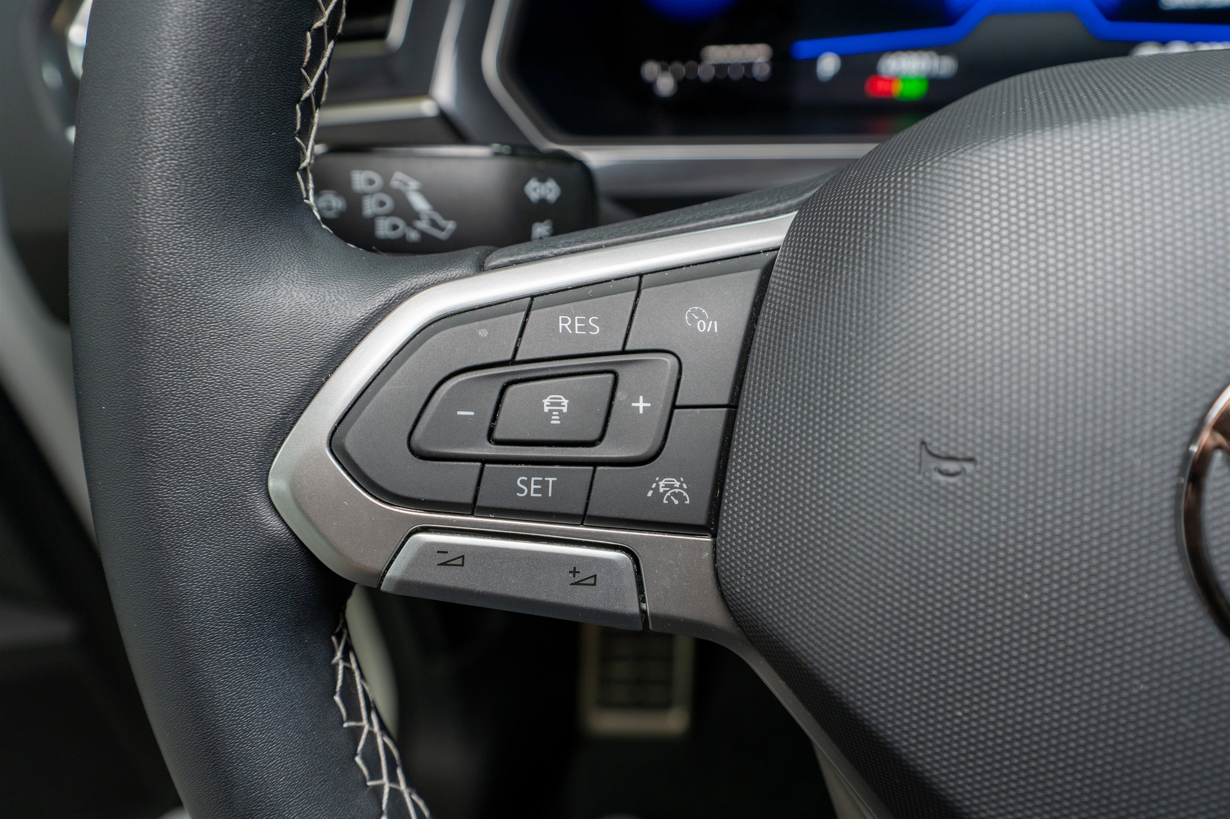 Used 2023 Volkswagen Tiguan SE R-Line image 25