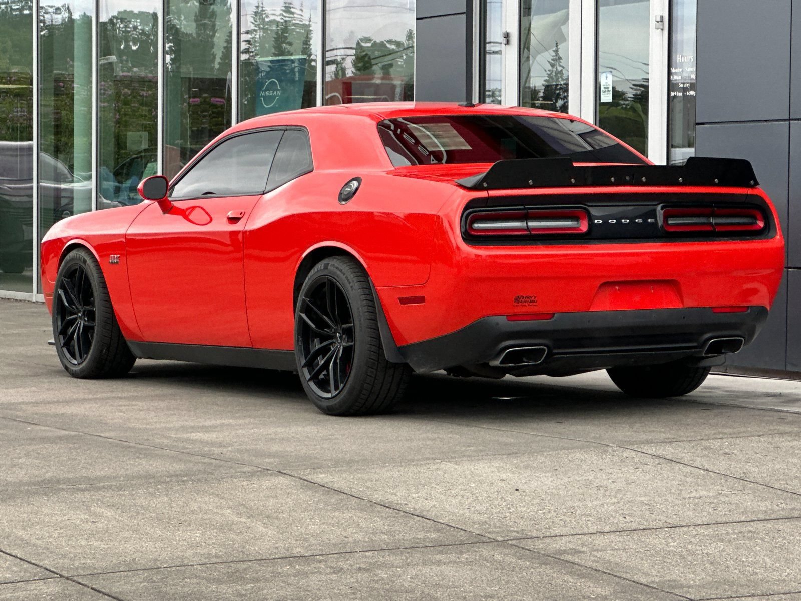 Used 2016 Dodge Challenger SRT w/ Technology Group RWD image 5