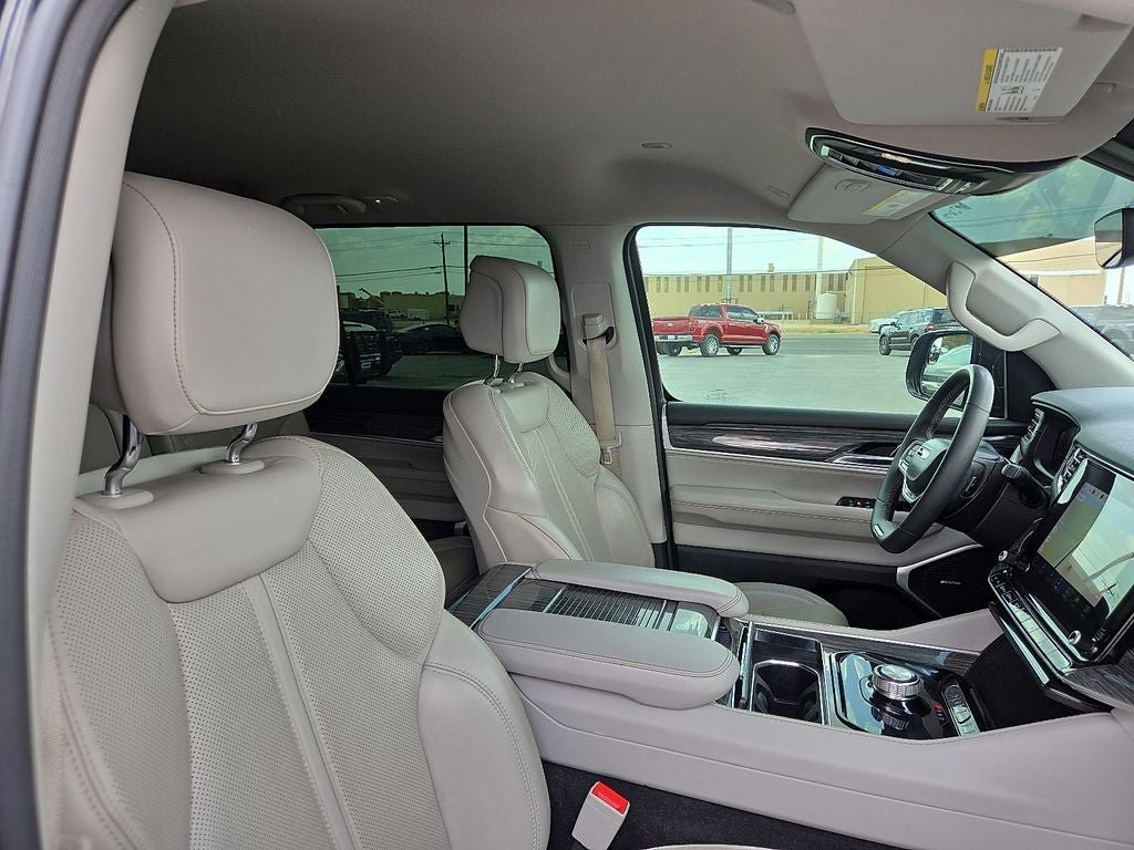 Used 2022 Jeep Wagoneer Series II RWD image 12