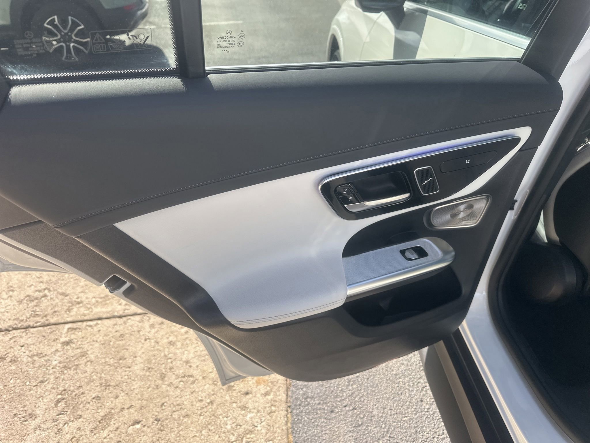 Used 2025 Mercedes-Benz GLC 300 4MATIC image 23