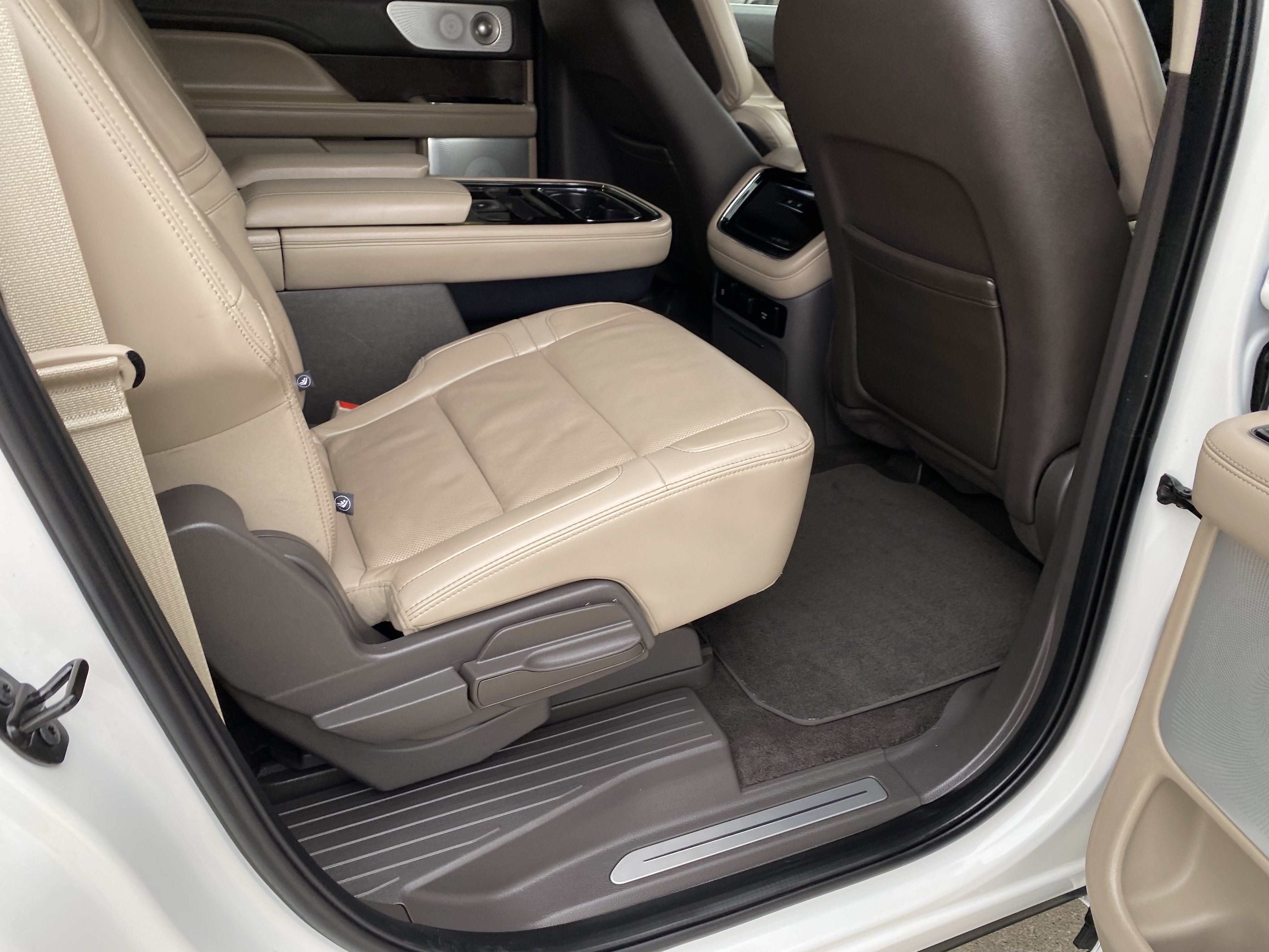 Used 2024 Lincoln Navigator L Reserve AWD/4WD image 8