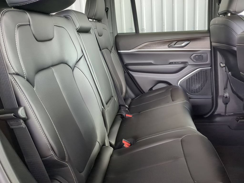 New 2026 Jeep Grand Cherokee Limited w/ Luxury Tech Group II AWD/4WD image 7