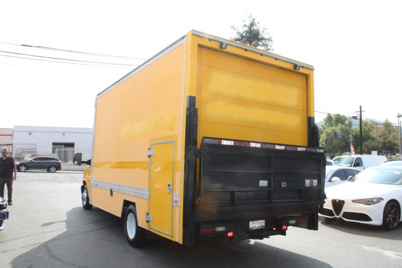 Used 2015 GMC Savana 3500 RWD image 4