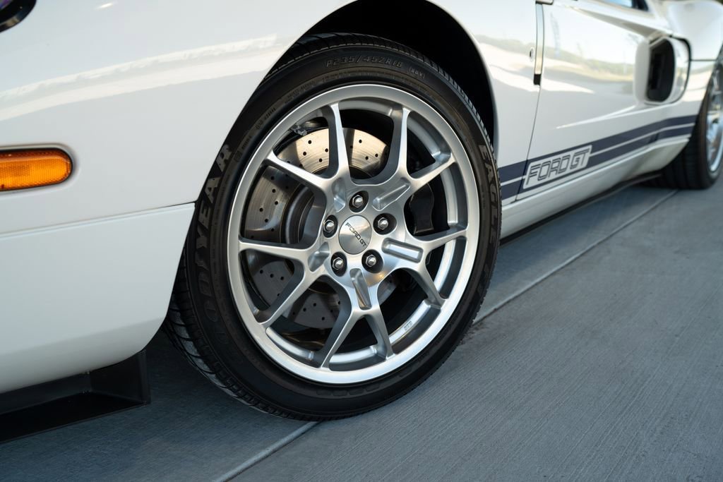 Used 2006 Ford GT RWD image 32