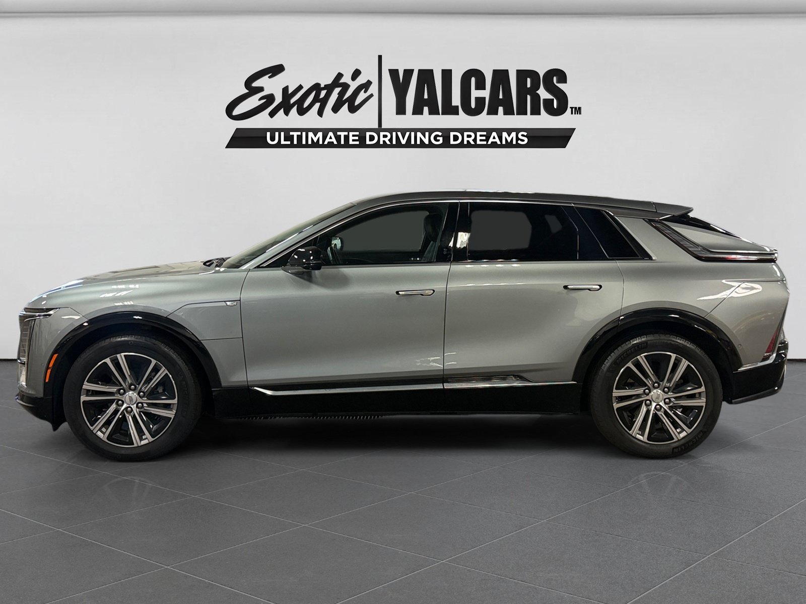 Used 2024 Cadillac Lyriq Luxury AWD/4WD image 2