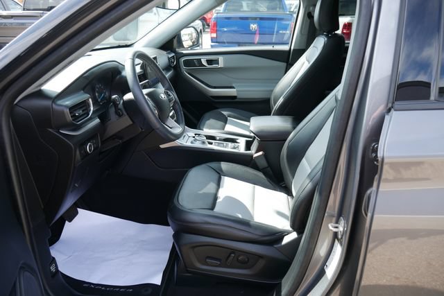 Used 2023 Ford Explorer XLT w/ Equipment Group 202A AWD/4WD image 2