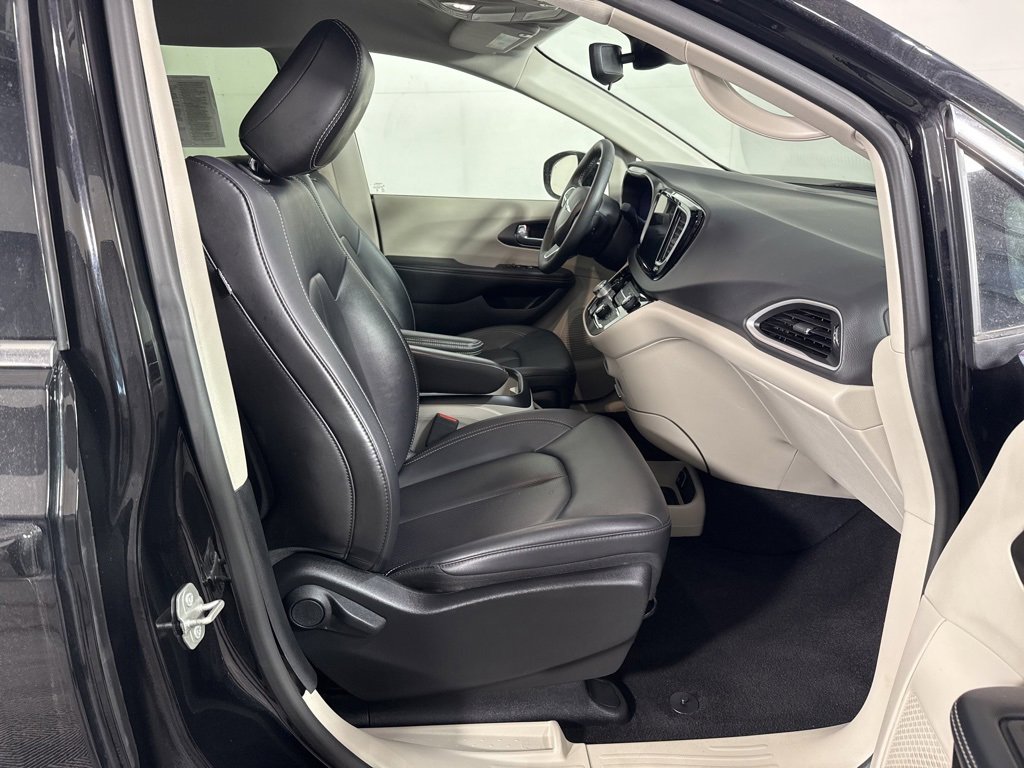 Used 2024 Chrysler Pacifica Touring-L image 15