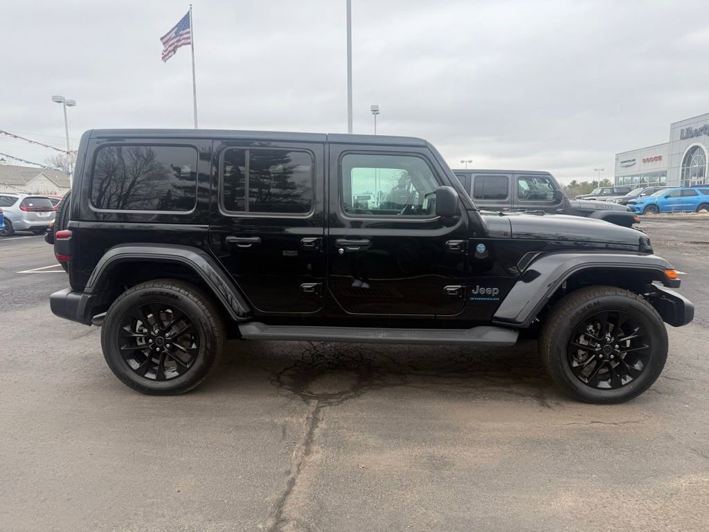 Used 2025 Jeep Wrangler Unlimited Sahara AWD/4WD image 2