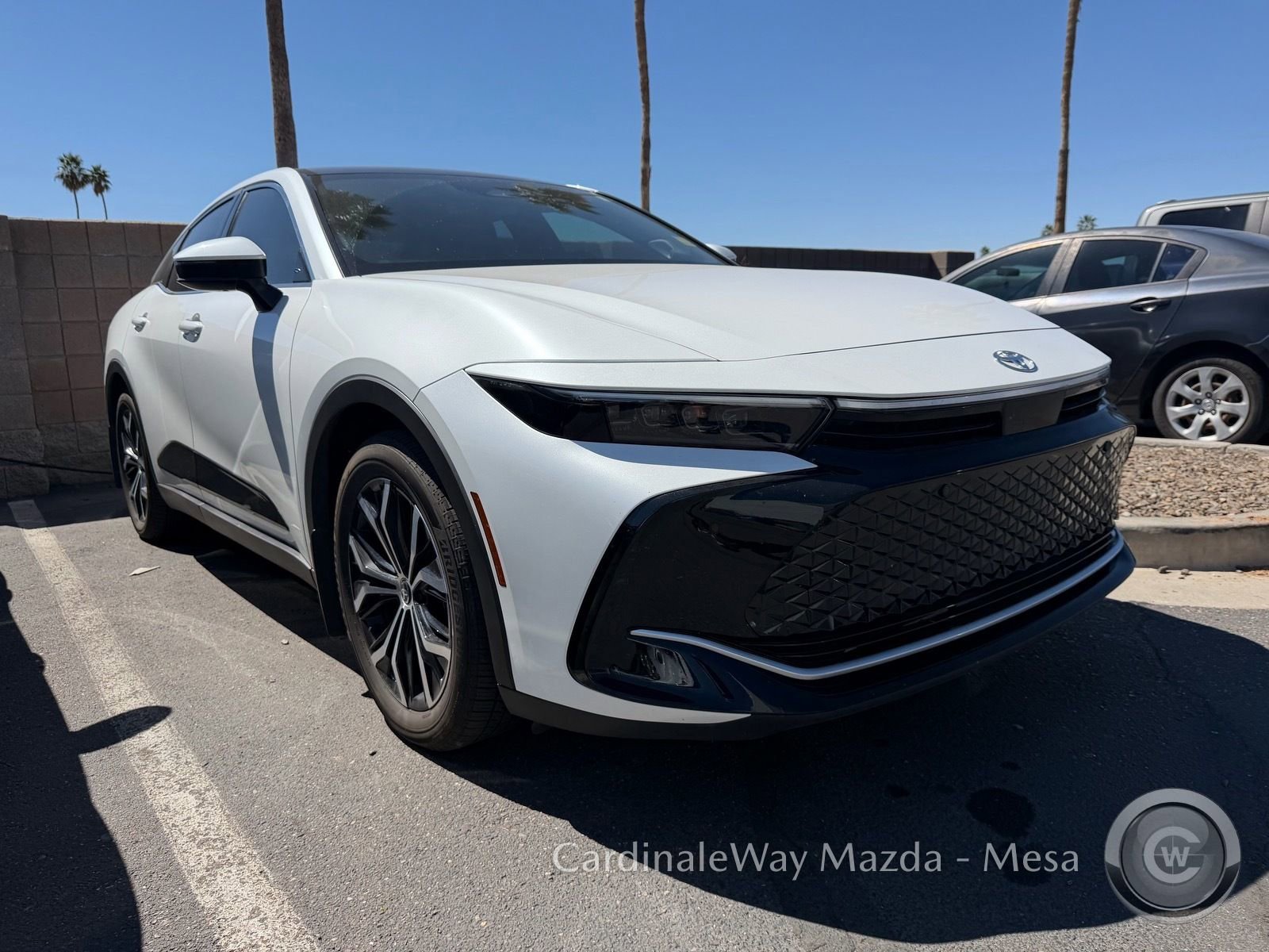 Used 2023 Toyota Crown Limited image 2