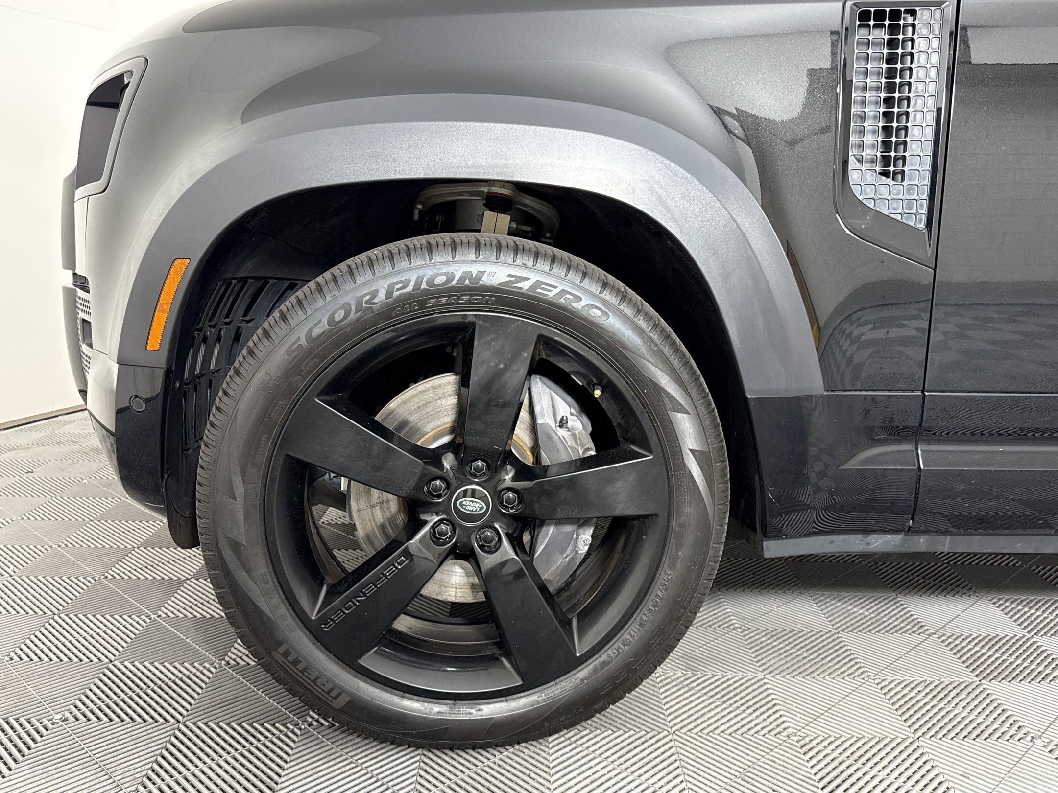 Used 2023 Land Rover Defender 130 X-Dynamic SE image 11