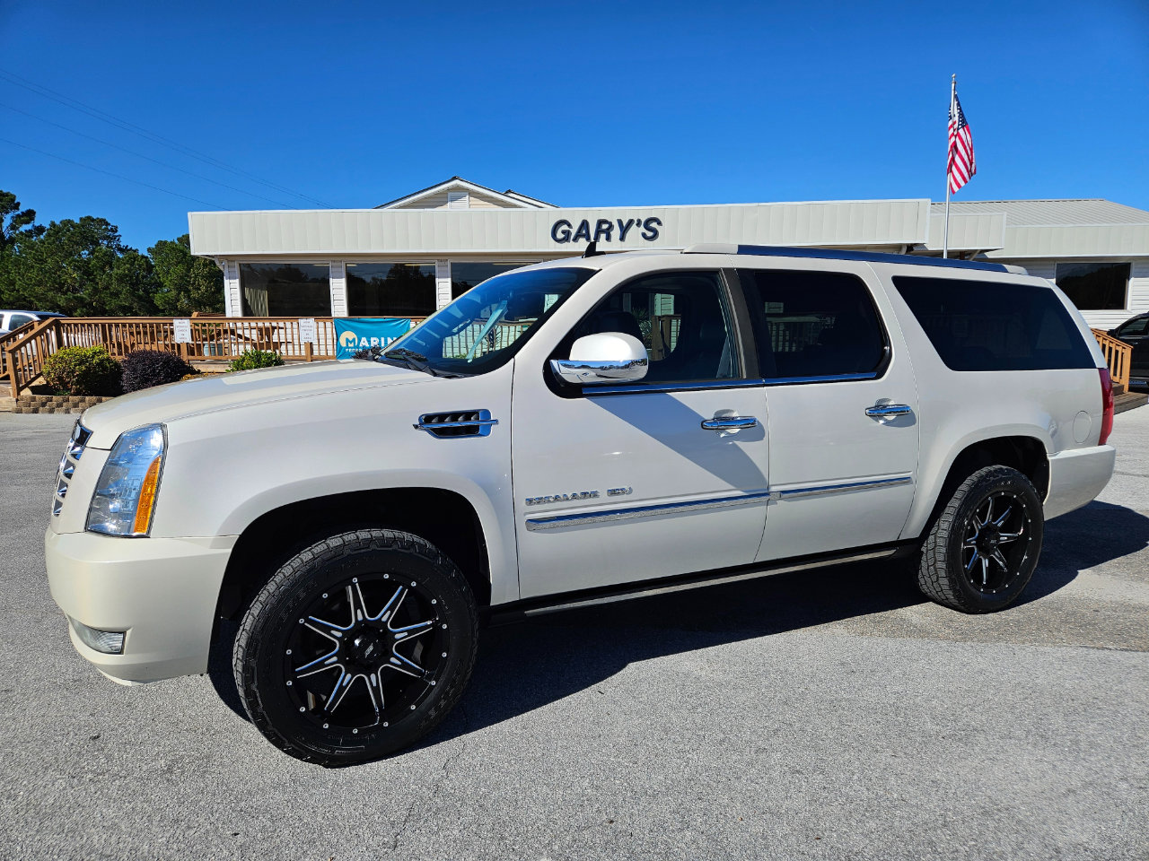 Used 2011 Cadillac Escalade ESV Premium image 2