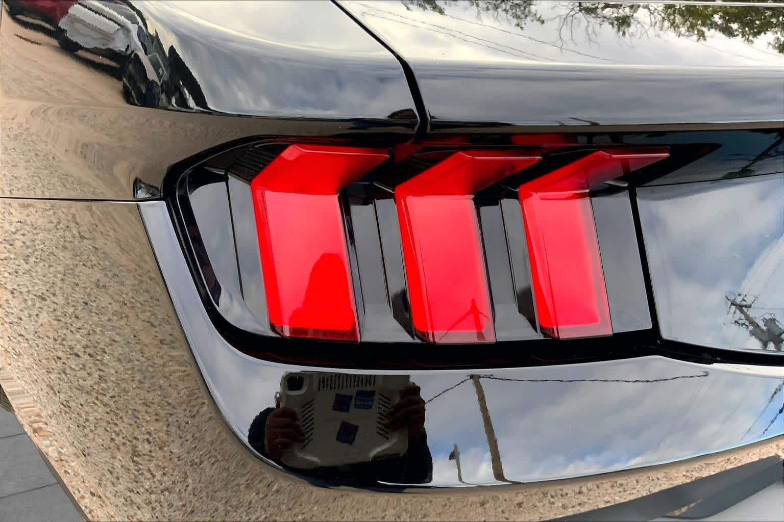 Used 2025 Ford Mustang Coupe RWD image 27