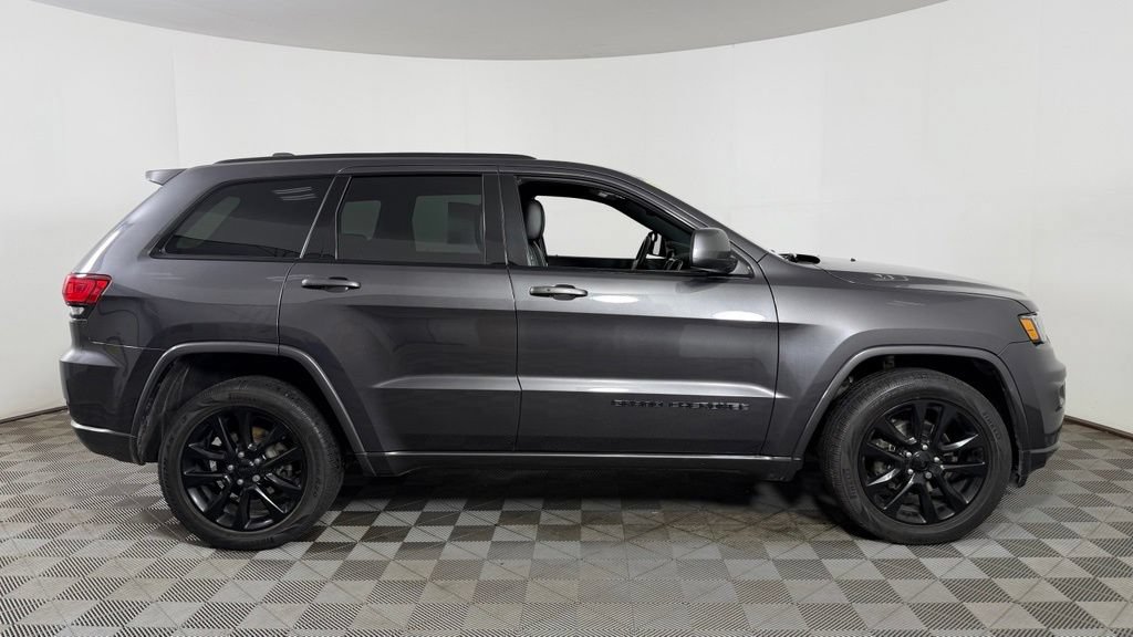 Used 2018 Jeep Grand Cherokee Altitude AWD/4WD image 9