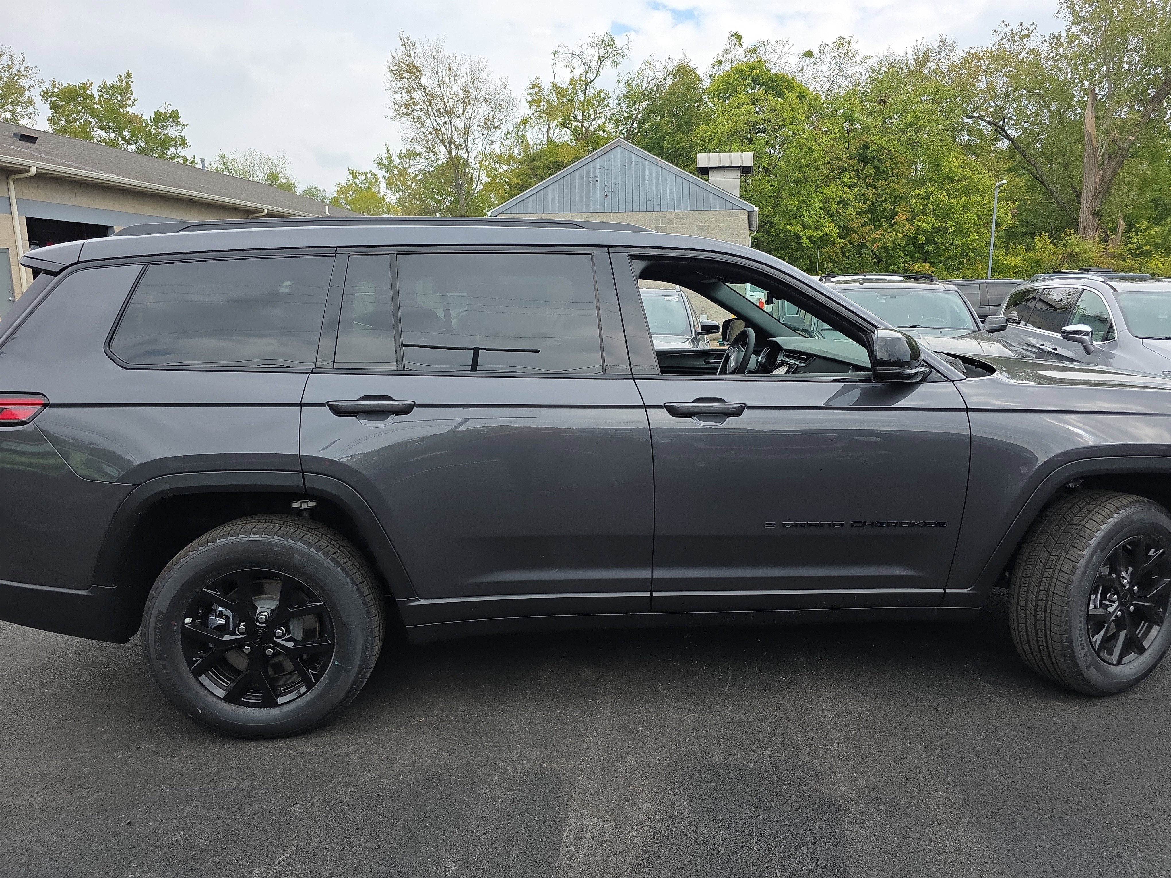 New 2025 Jeep Grand Cherokee L Altitude image 24