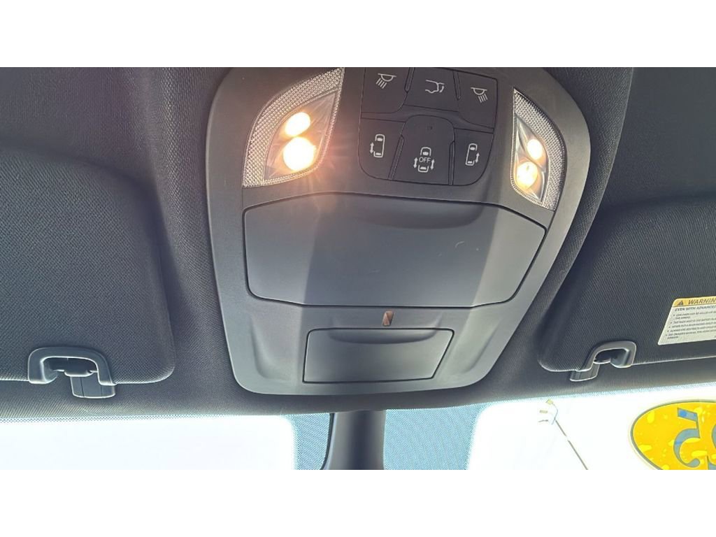 Used 2025 Chrysler Pacifica Select image 21