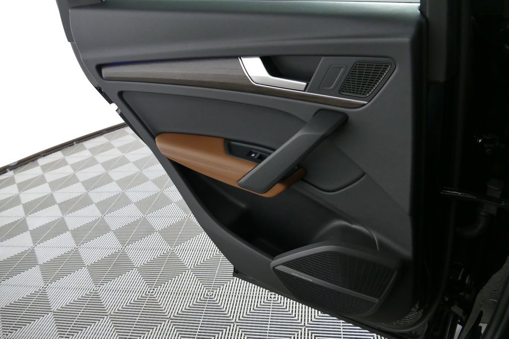 Certified 2025 Audi Q5 2.0T Premium Plus w/ Premium Plus Package AWD/4WD image 6