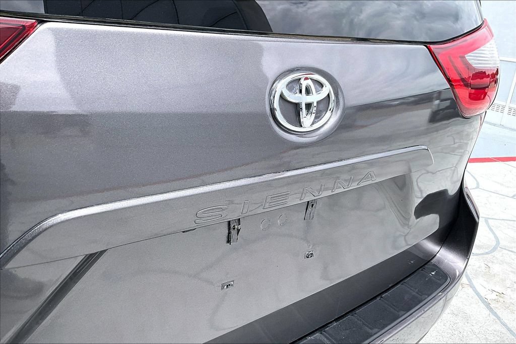 Certified 2020 Toyota Sienna XLE Premium FWD image 25