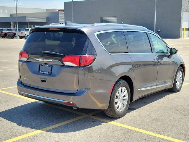 Used 2018 Chrysler Pacifica Touring-L Plus FWD image 4