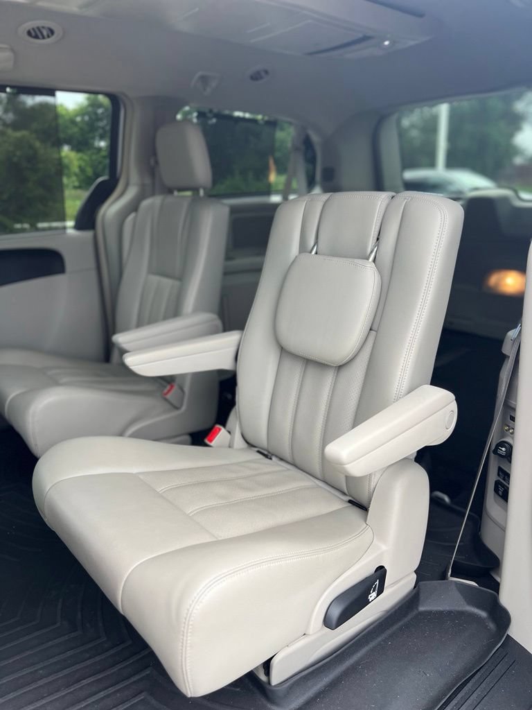 Used 2014 Chrysler Town & Country Touring-L w/ Driver Convenience Group FWD image 20